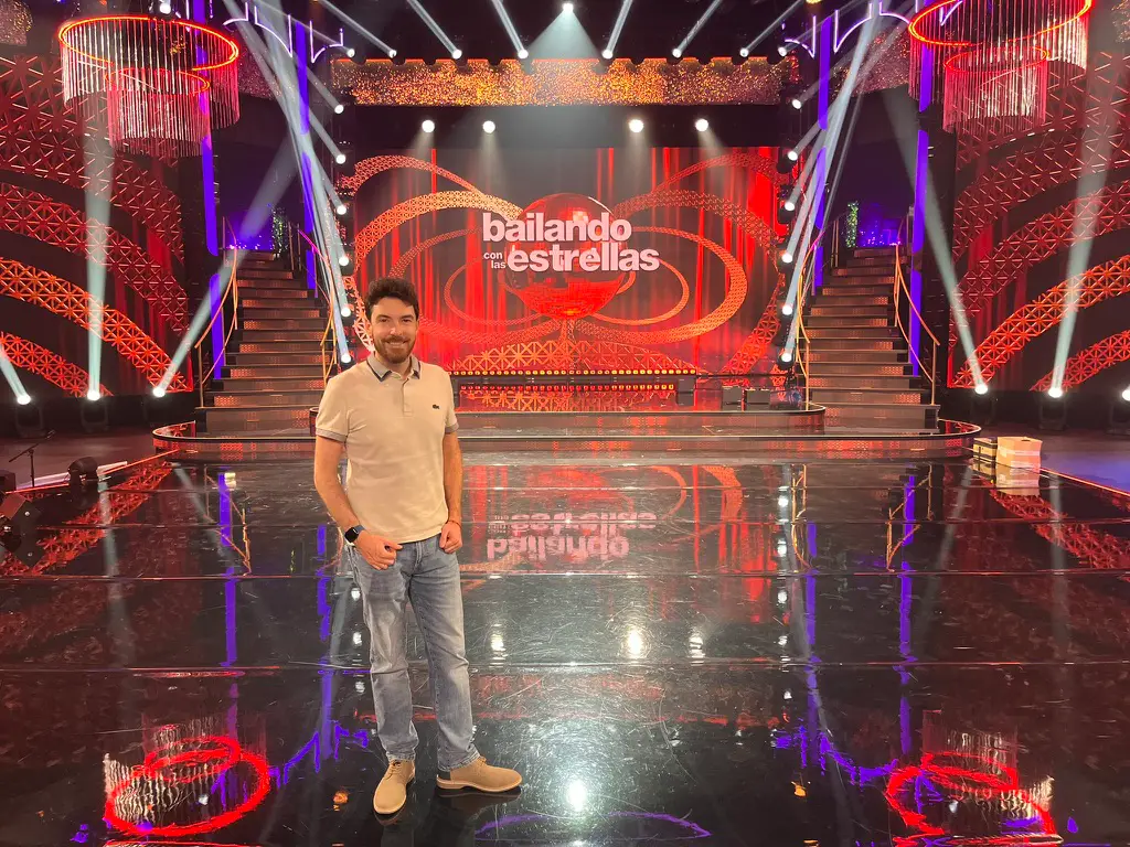 Foto en el plató de 'Bailando con las Estrellas' en Telecinco, con Íñigo Sastre al micrófono