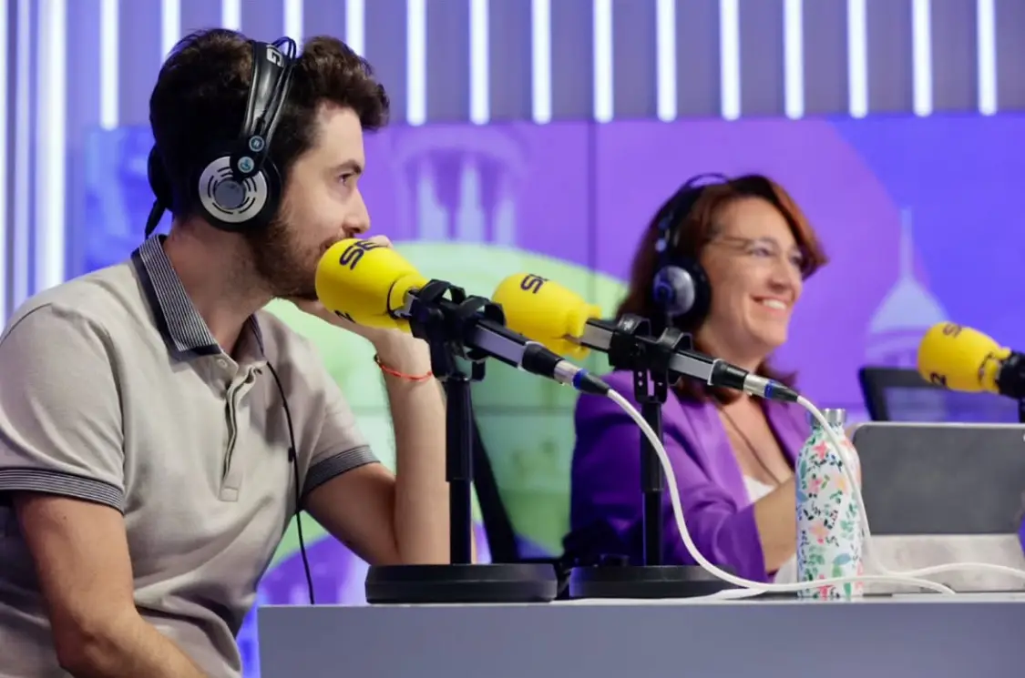 Una foto de Íñigo Sastre en la Cadena SER junto a un micrófono amarillo, y Cristina Monge